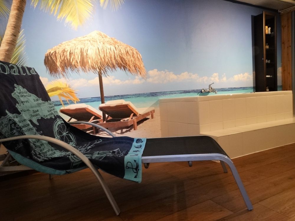 Stoelen en parasol op tropisch strand