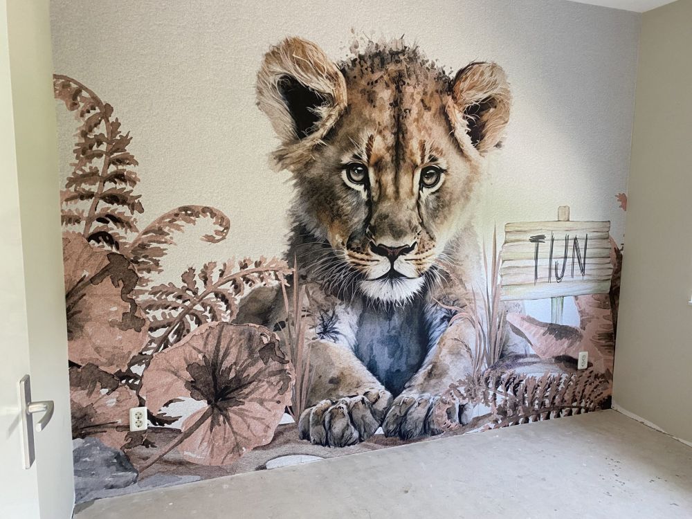 Jonge leeuw in de jungle taupe
