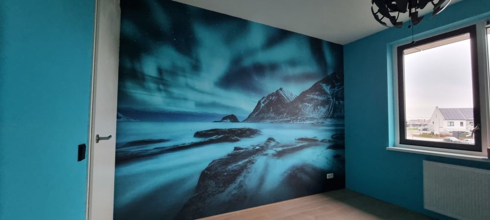 Blauw noorderlicht met bergen