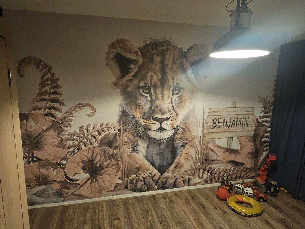 Jonge leeuw in de jungle taupe