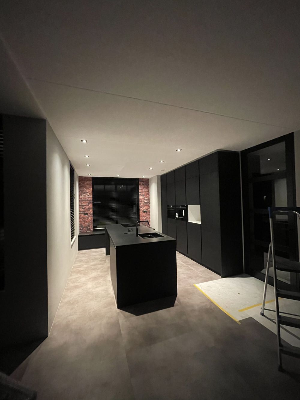 Oude gerestaureerde bakstenen muur