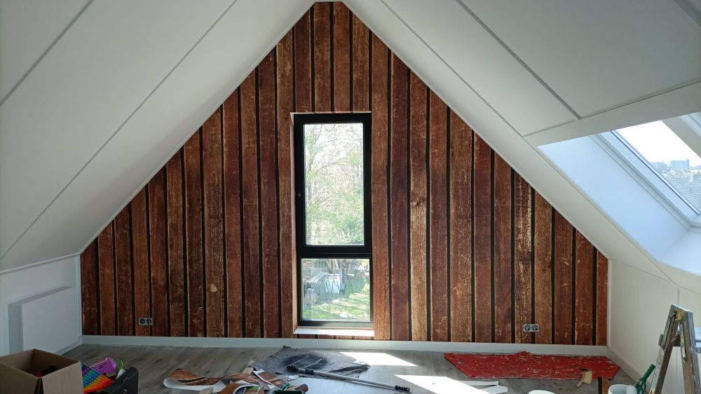 Donkere verticale houten planken