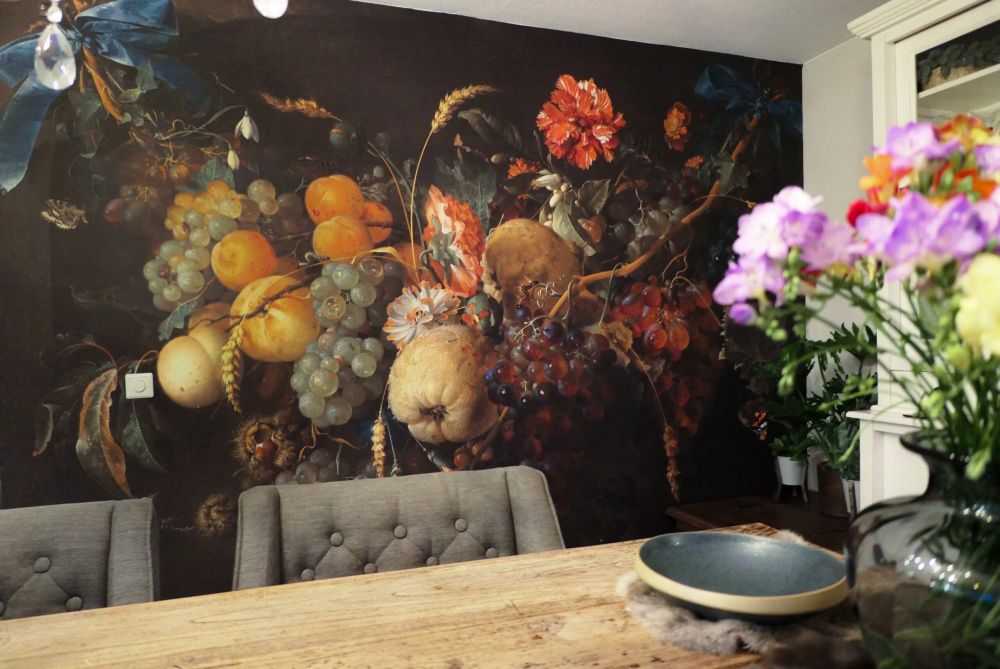 Guirlande van vruchten met enkele bloemen