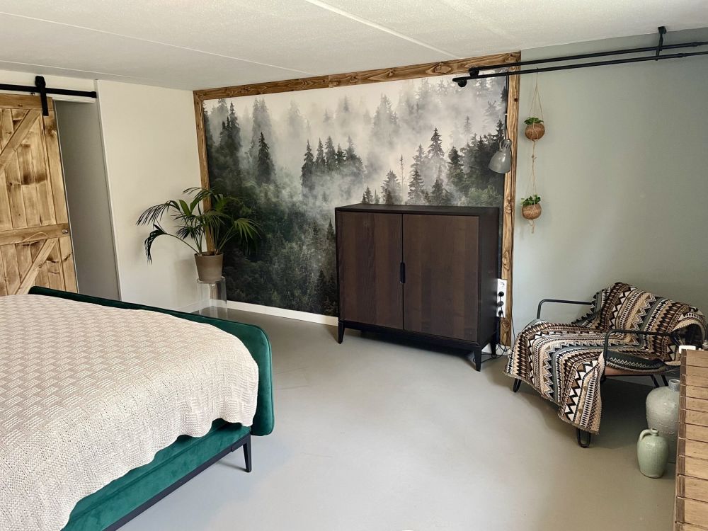 Mistig landschap met groene bomen