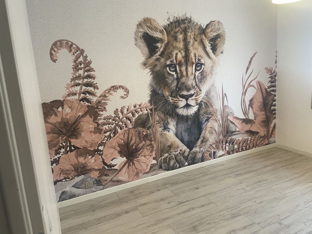 Jonge leeuw in de jungle taupe