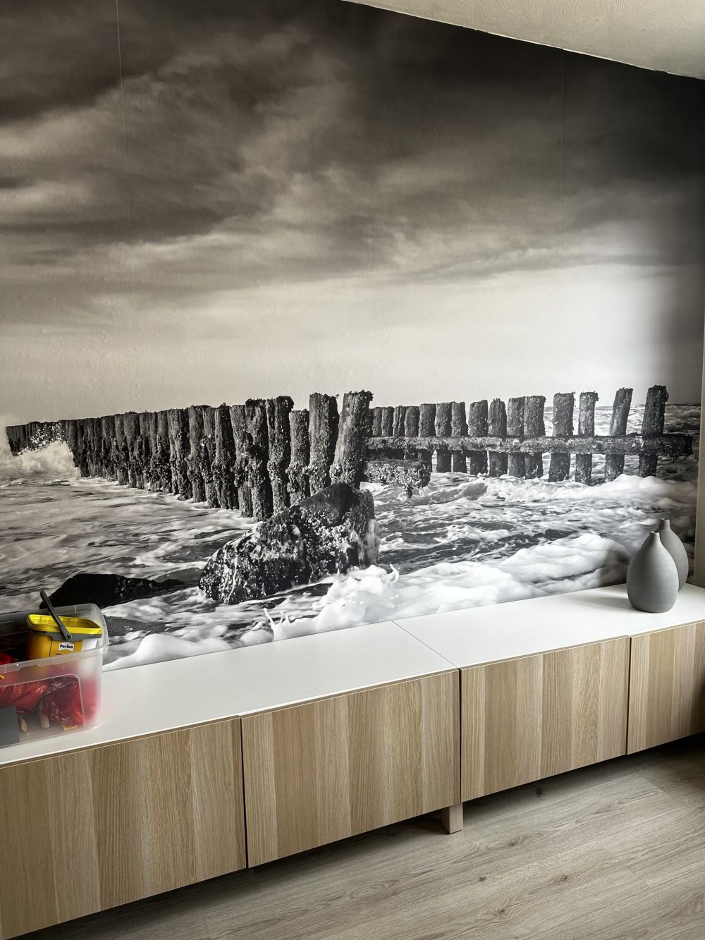 Schuimende zee in zwart-wit