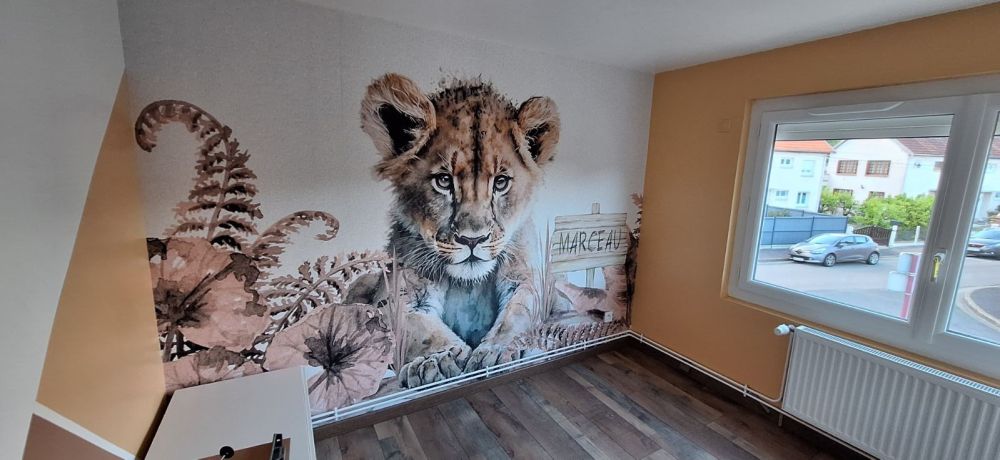Jonge leeuw in de jungle taupe