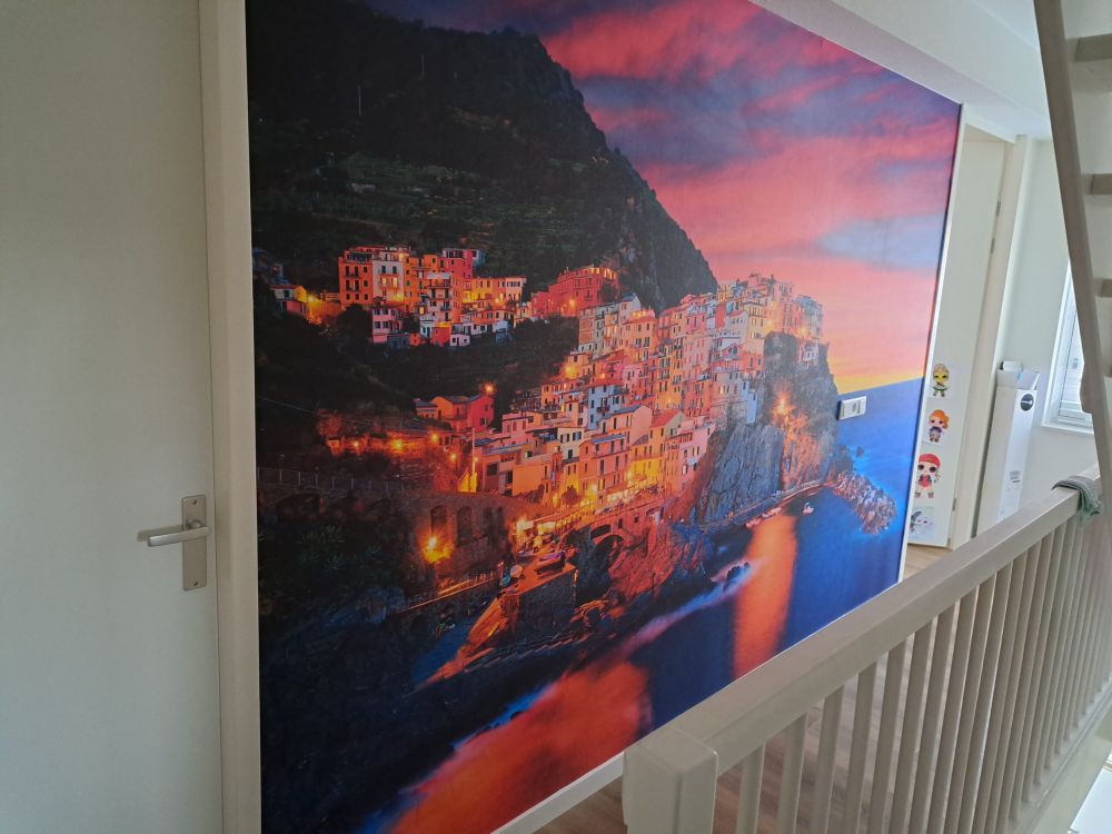 Italiaans stadje bij zonsondergang