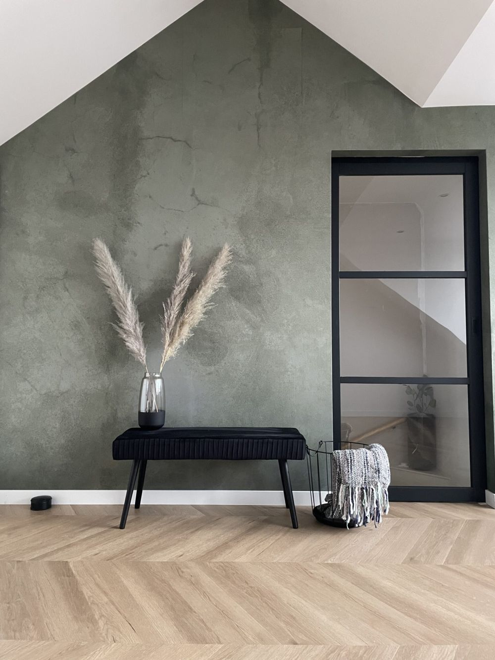 Groen beton met vegen barsten