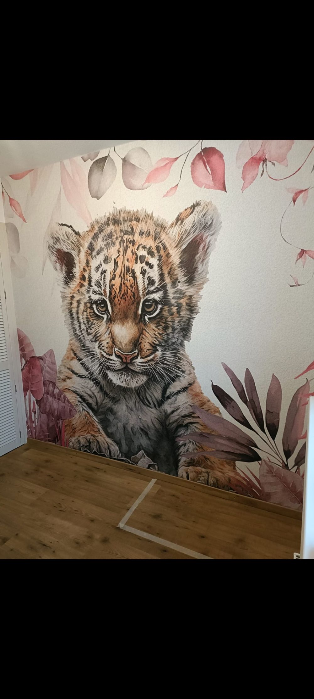 Schattige tijger met planten roze