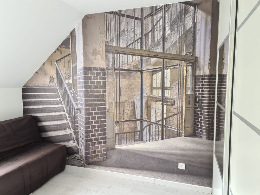 Oude liftschacht met trap