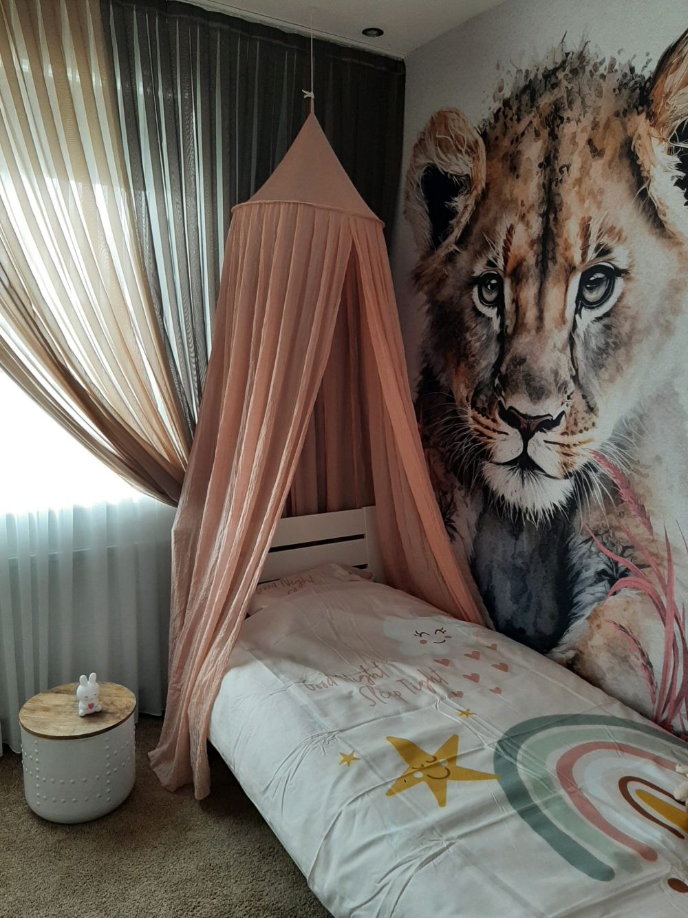Jonge leeuw in de jungle roze