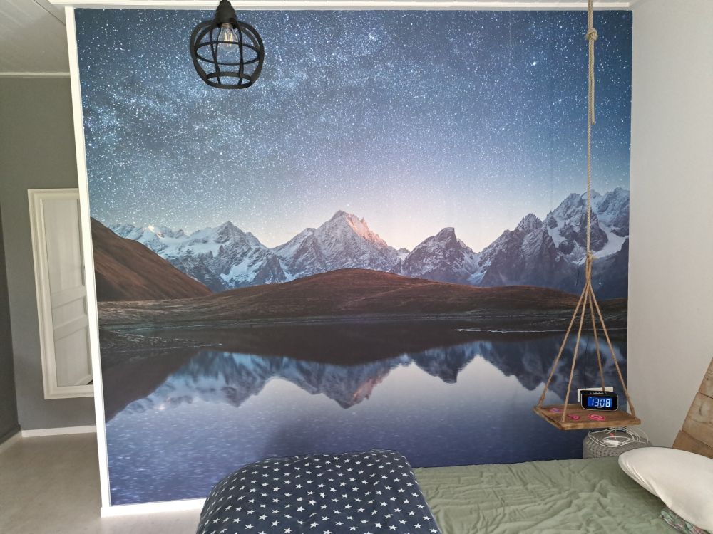 Bergen met sneeuw bij nacht