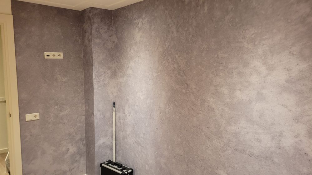 Donker geborsteld beton