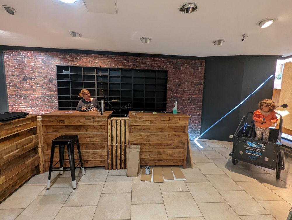 Oude gerestaureerde bakstenen muur