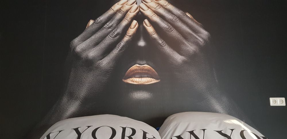Vrouw met handen voor haar ogen