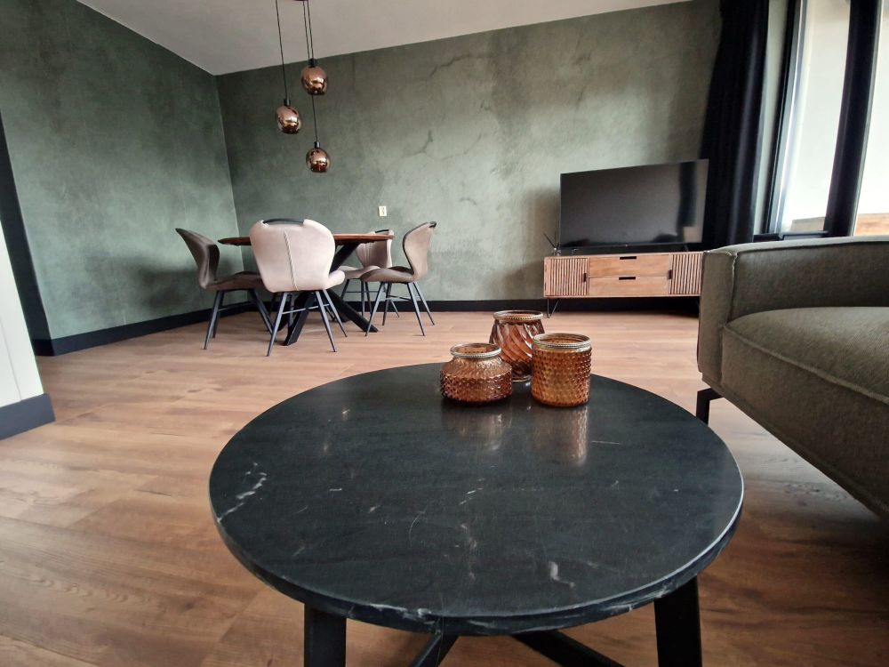Groen beton met vegen barsten