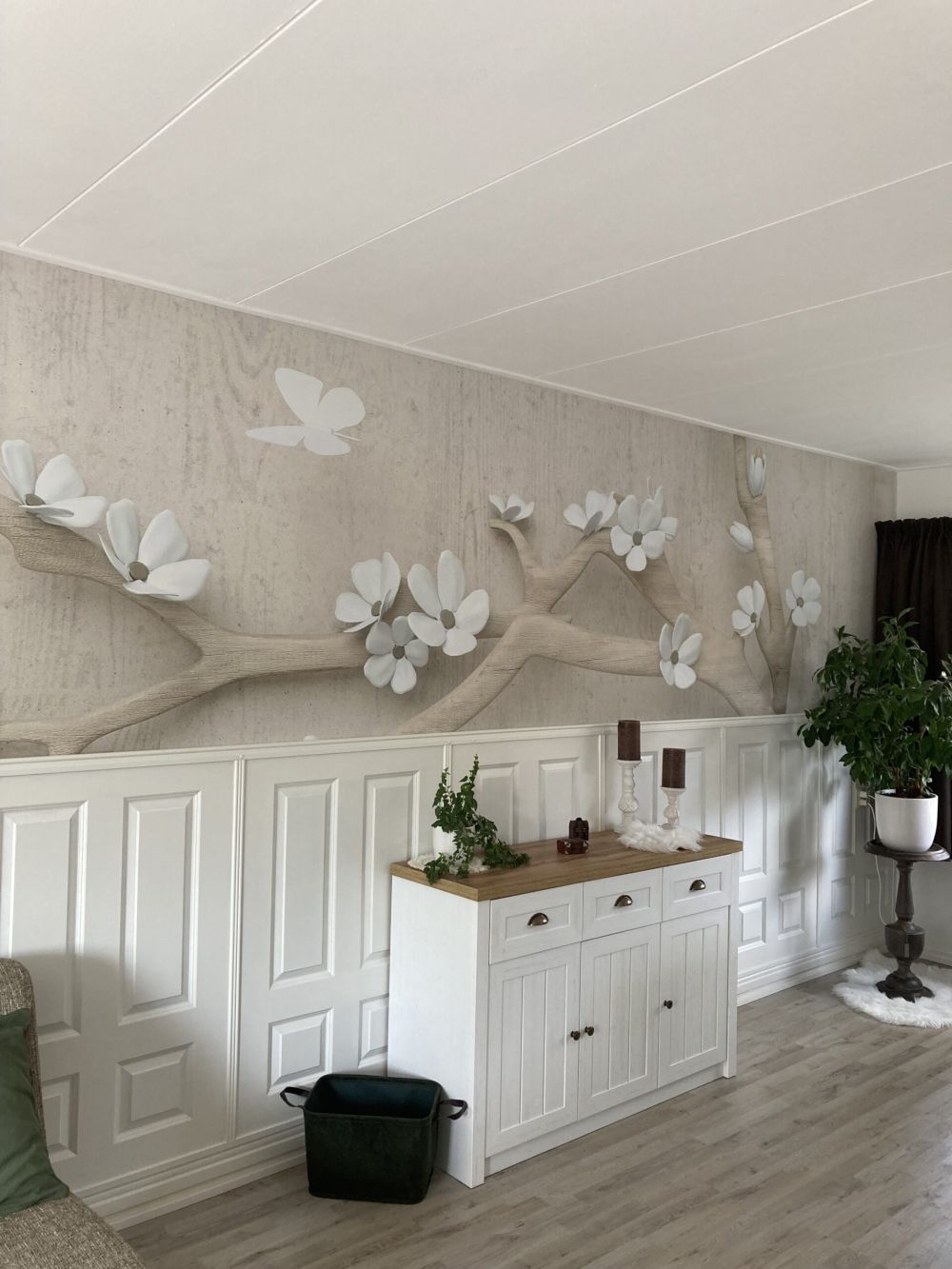 Tak met witte bloemen op houten achtergrond