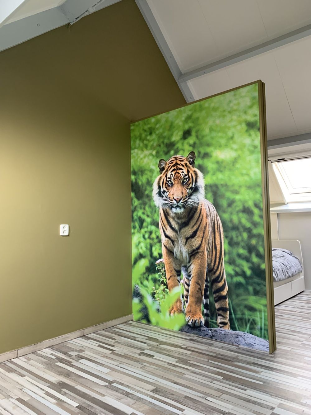 Tijger die op een steen staat