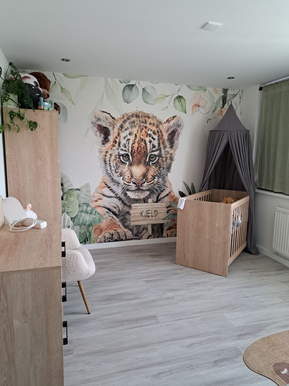 Schattige tijger met planten