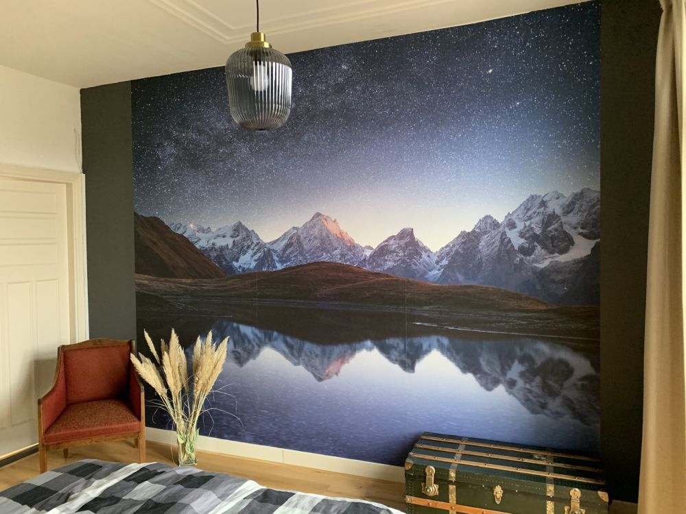 Bergen met sneeuw bij nacht