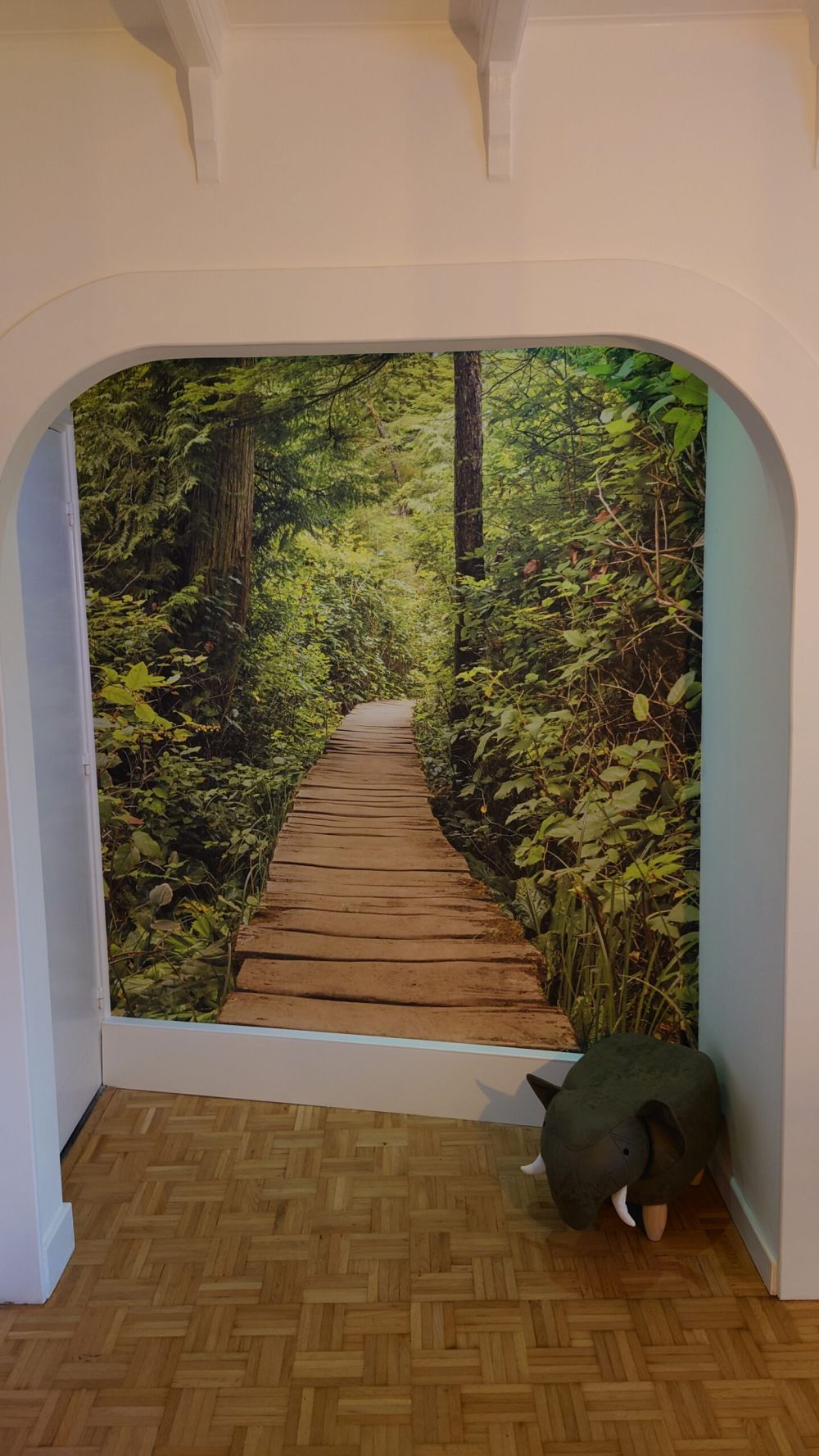 Houten pad door het groen