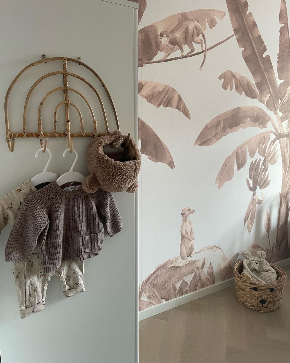 Kleine jungle dieren in taupe