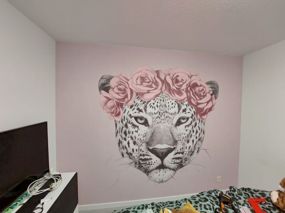 Luipaard met roze bloemen
