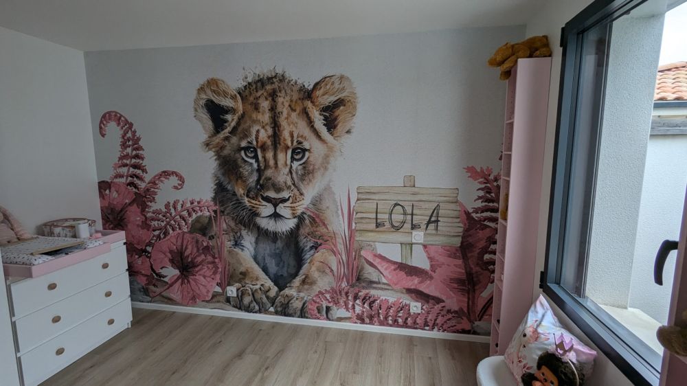 Jonge leeuw in de jungle roze
