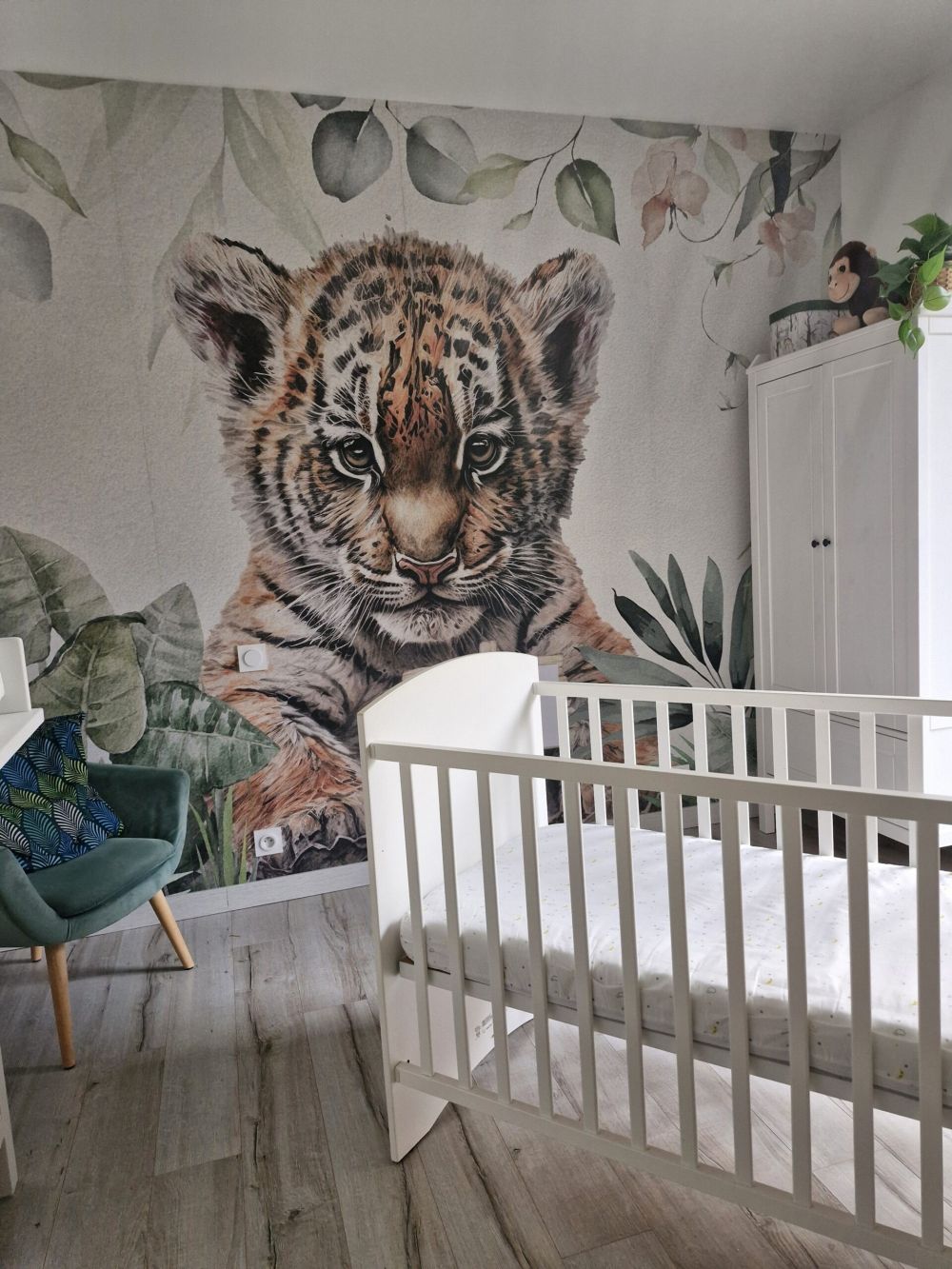 Schattige tijger met planten