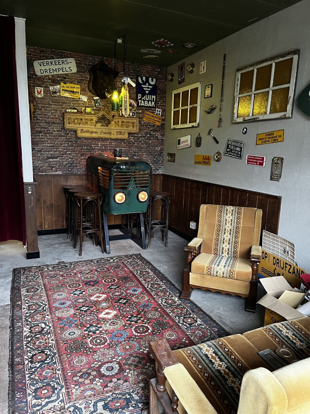 Oude gerestaureerde bakstenen muur