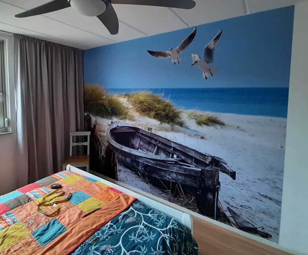 Oude vissersboot, meeuwen, strand en zee
