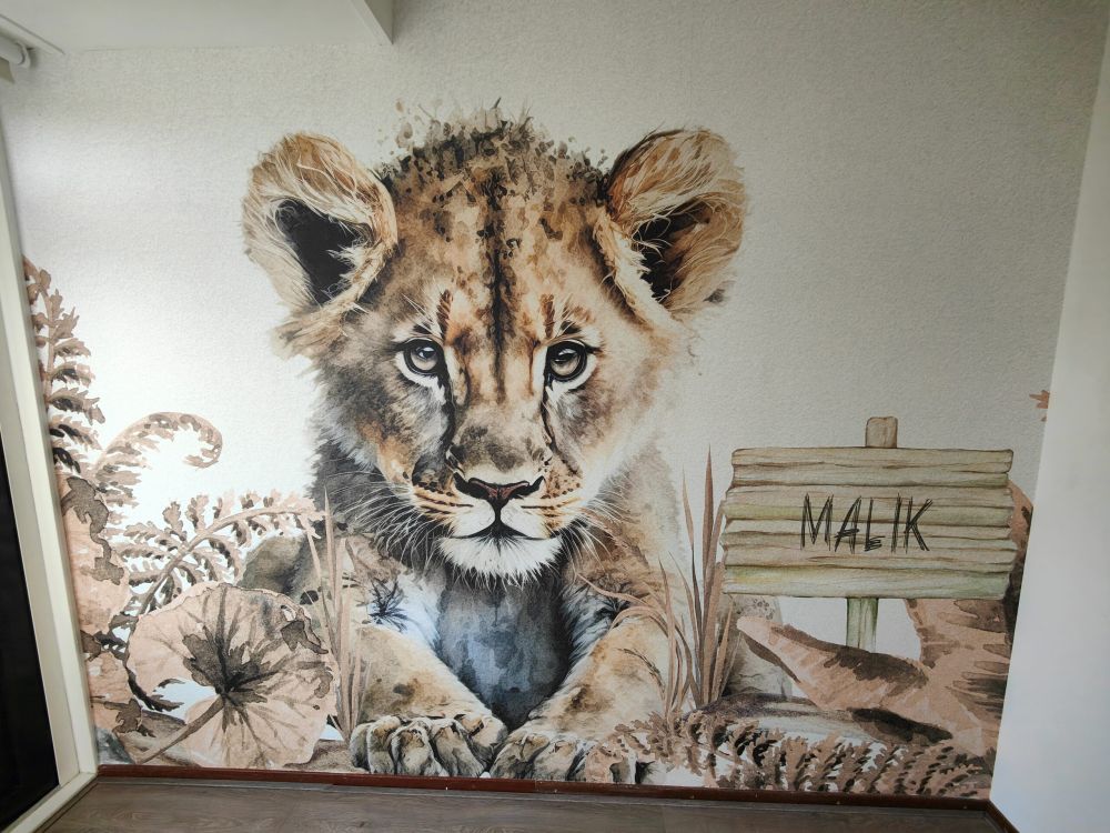 Jonge leeuw in de jungle taupe