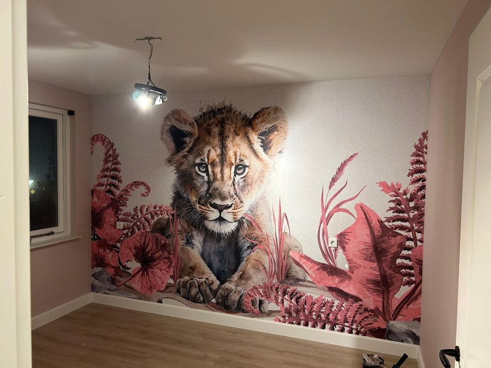 Jonge leeuw in de jungle roze