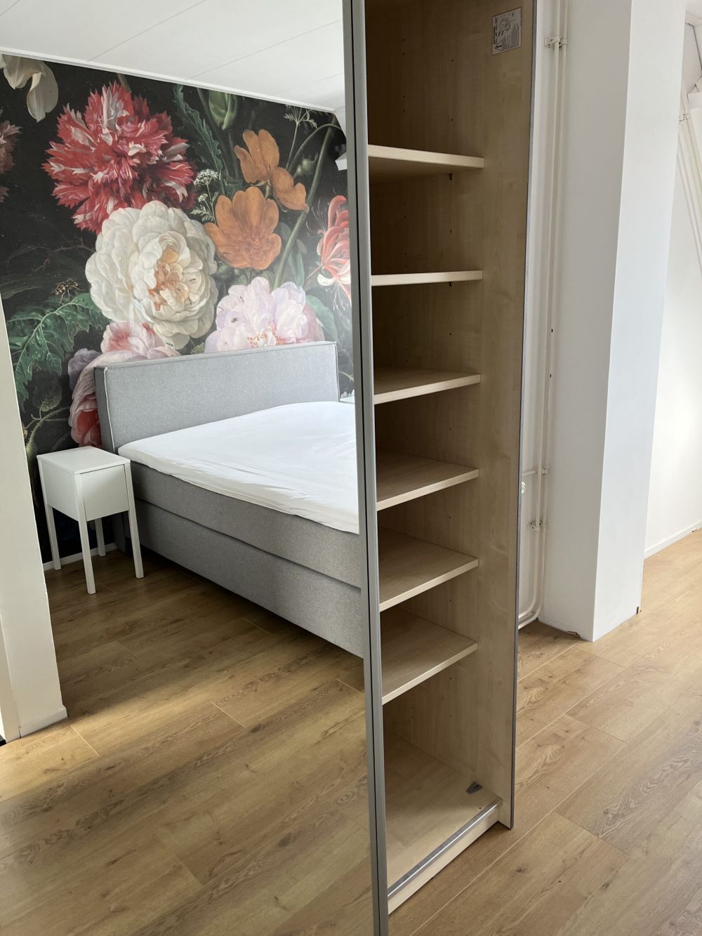 Stilleven met bloemen in een glazen vaas