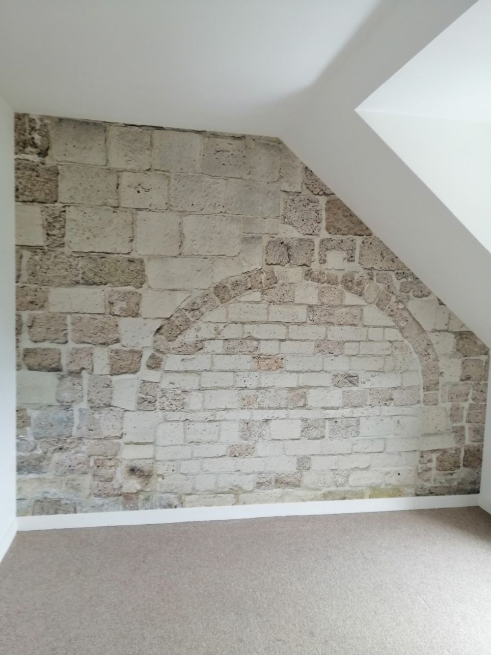 Oude stenen muur met boog