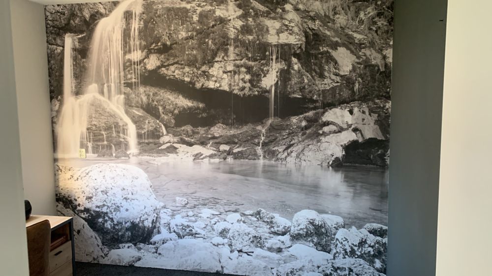 Waterval over een stenen wand 