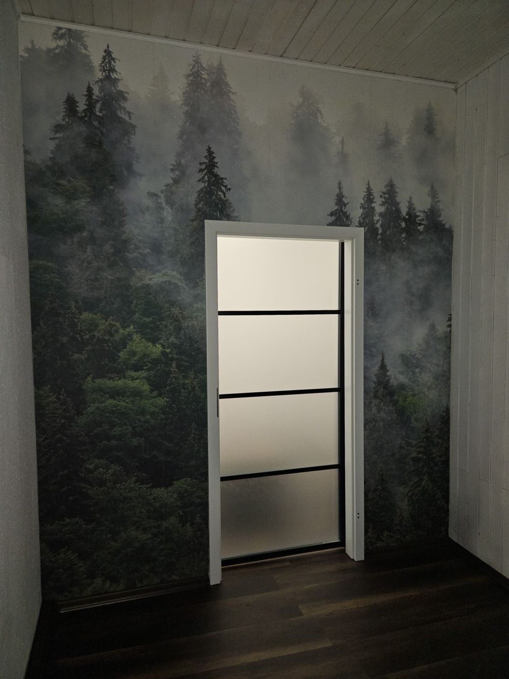 Mistig landschap met groene bomen