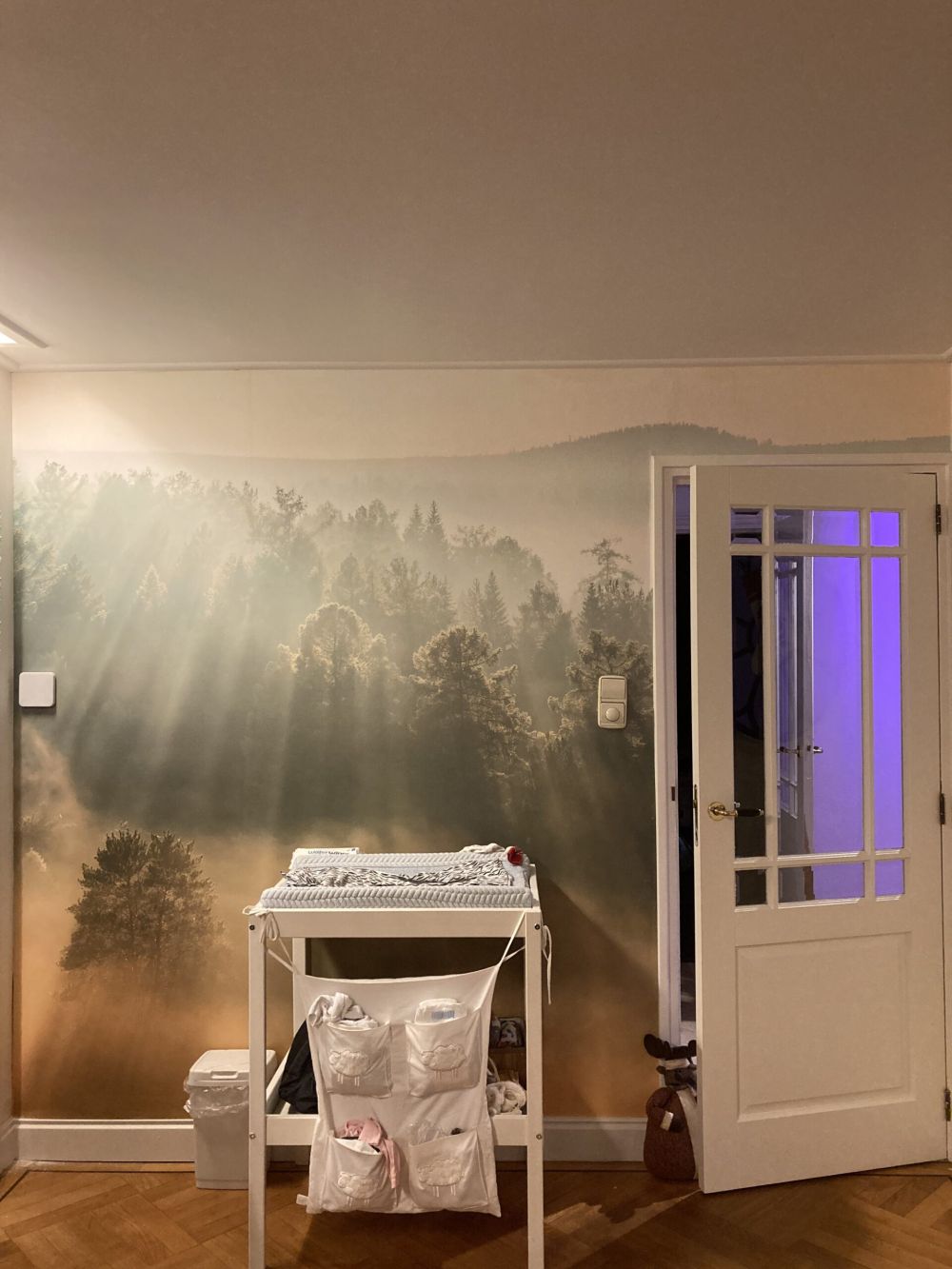 Zonsopgang tussen de heuvels