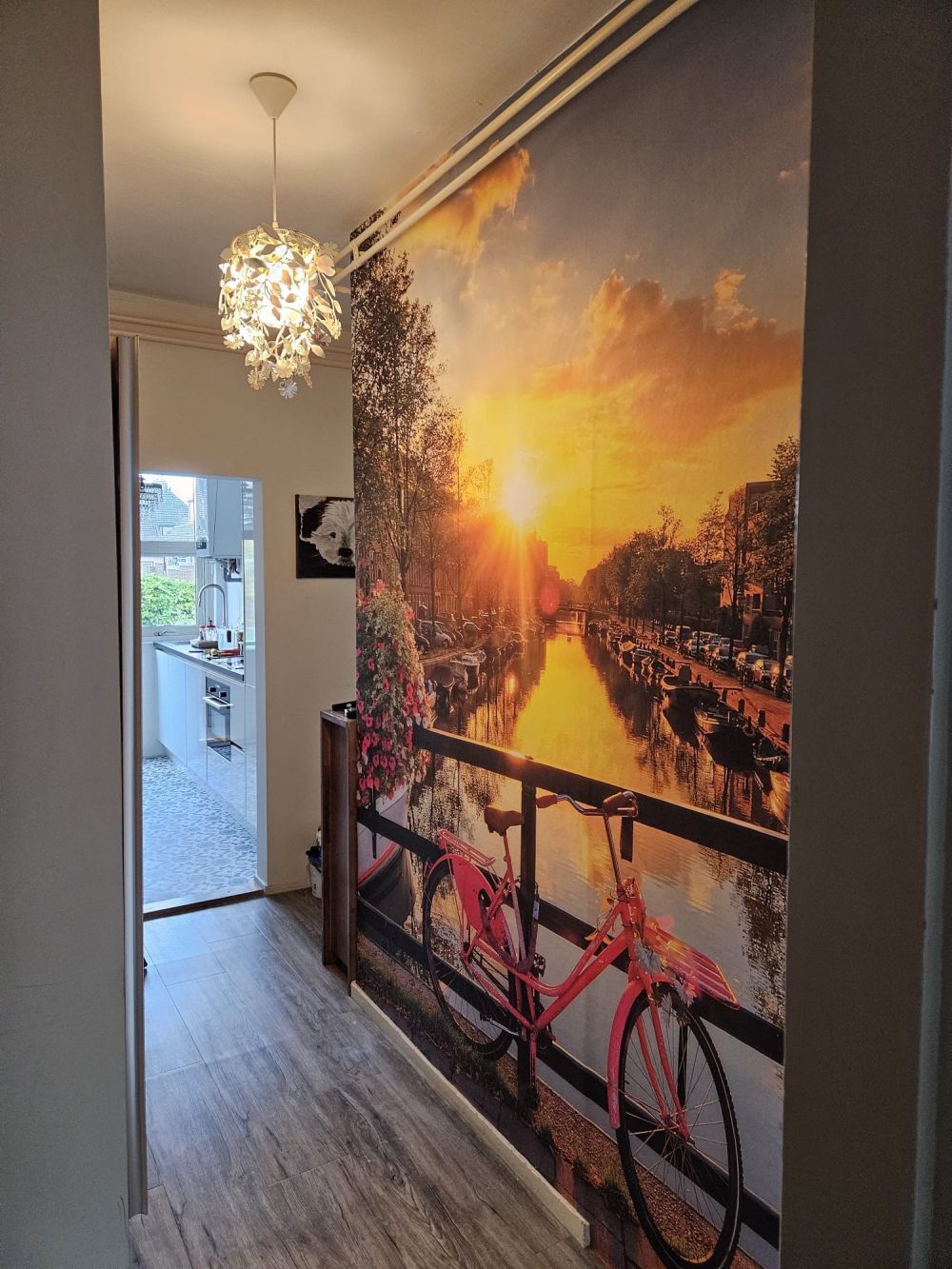 Fietsen op een brug met bloemen