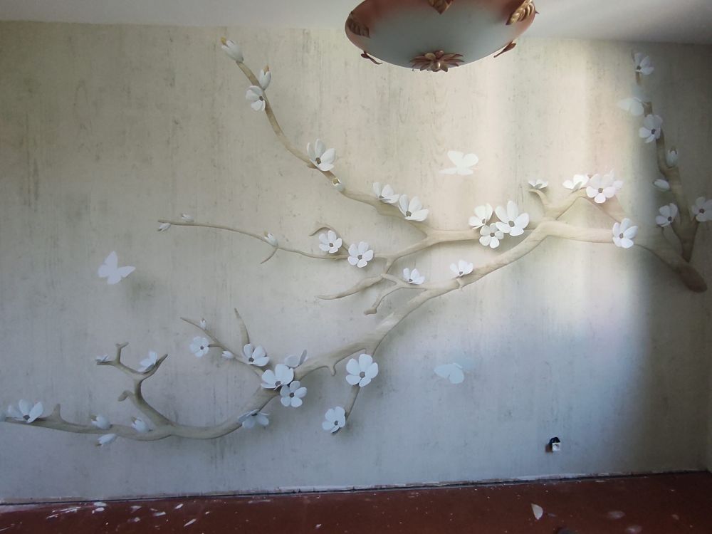 Tak met witte bloemen op houten achtergrond