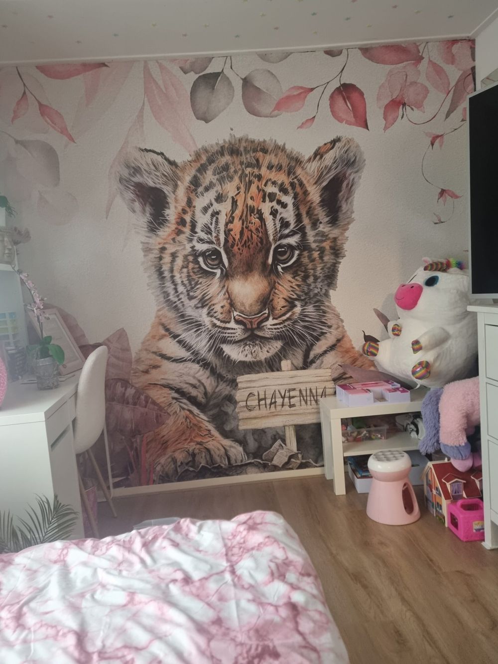 Schattige tijger met planten roze
