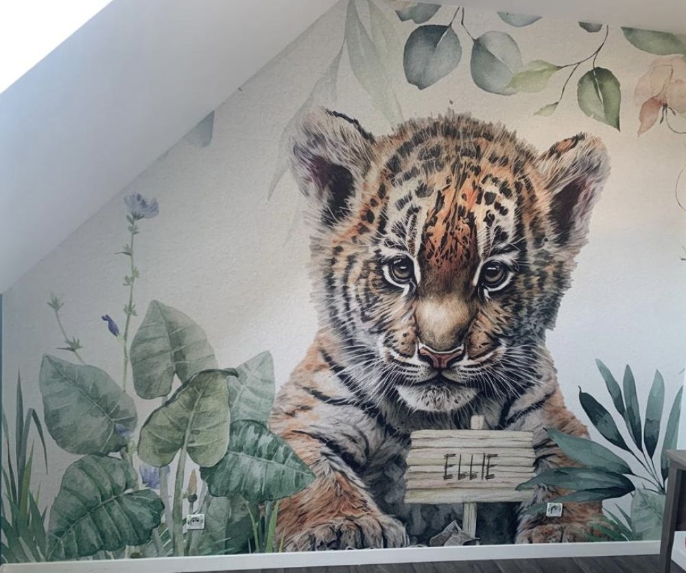 Schattige tijger met planten