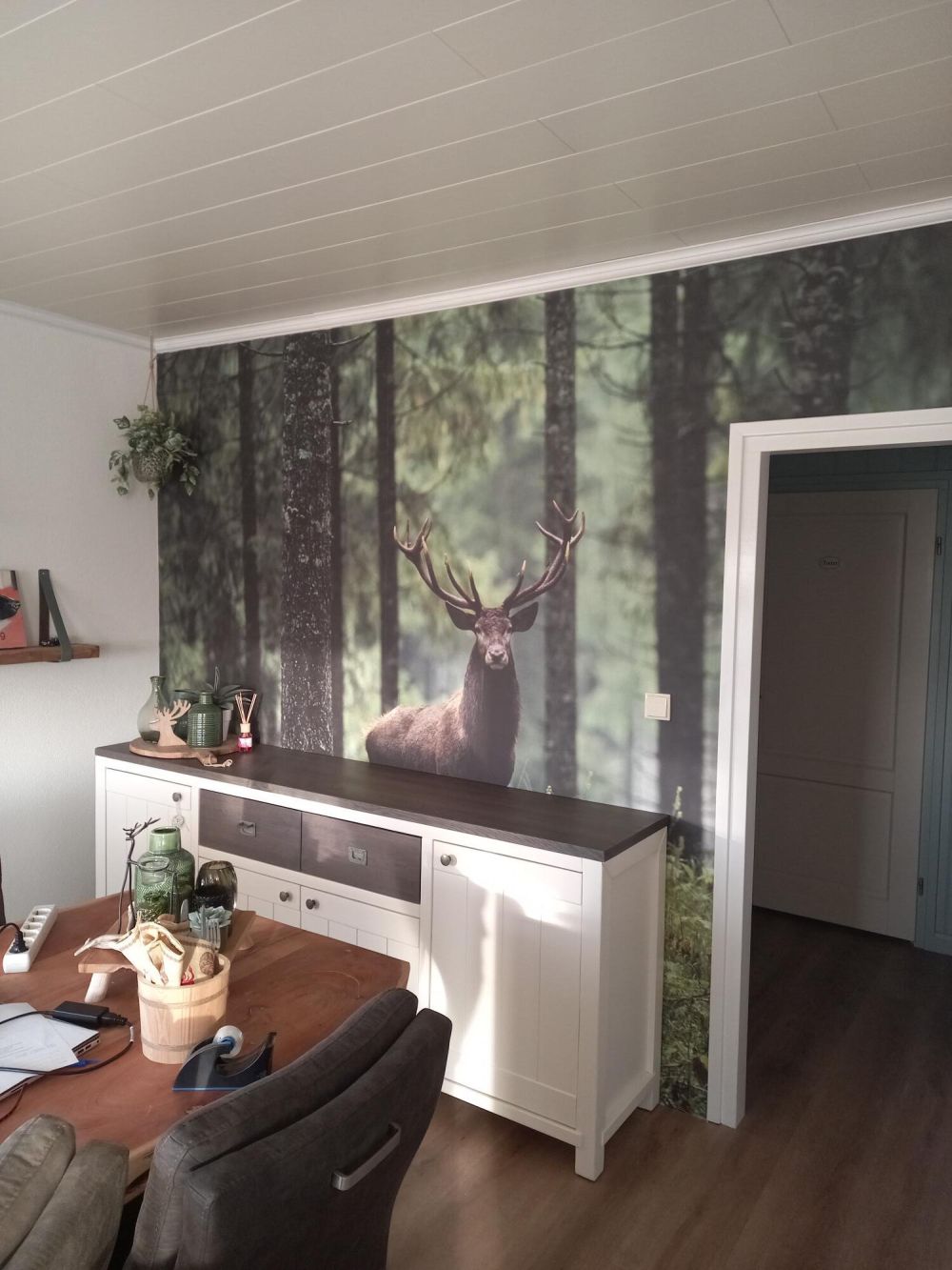 Groot hert tussen bomen