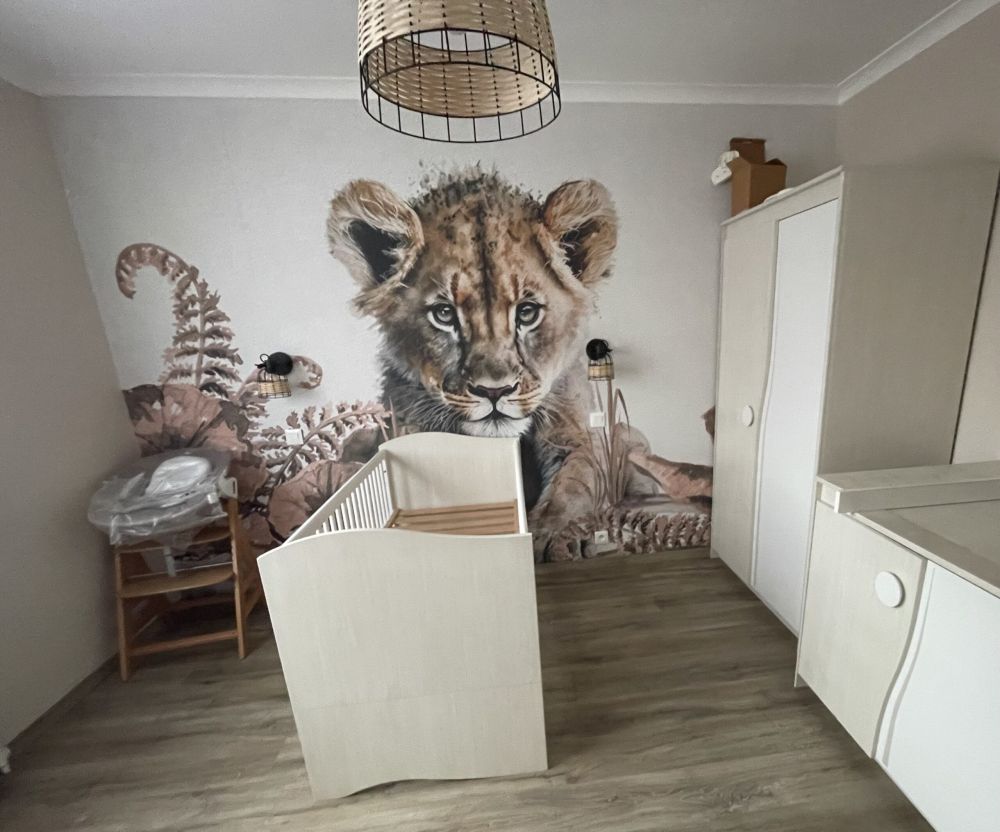 Jonge leeuw in de jungle taupe