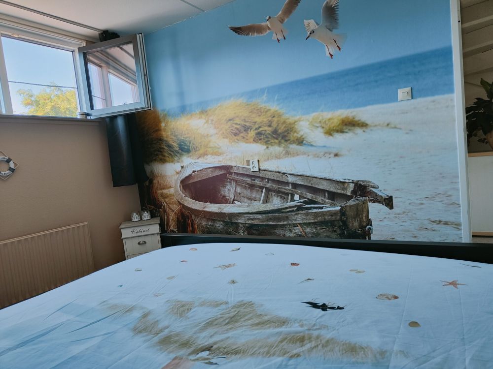 Oude vissersboot, meeuwen, strand en zee