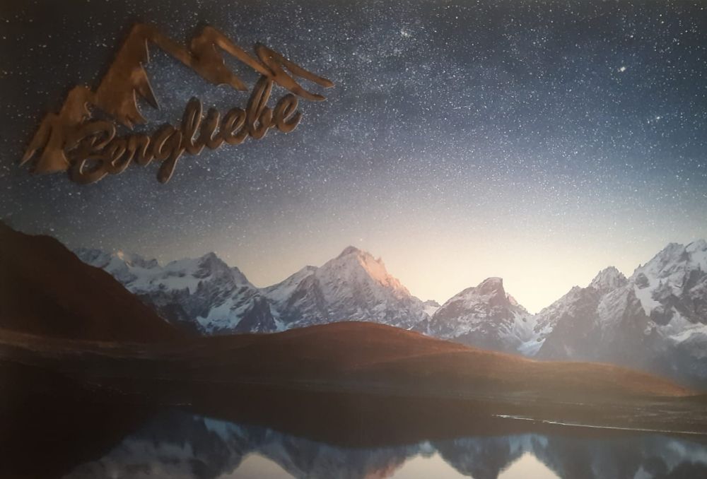 Bergen met sneeuw bij nacht