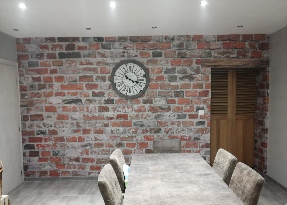 Bakstenen muur gerestaureerd