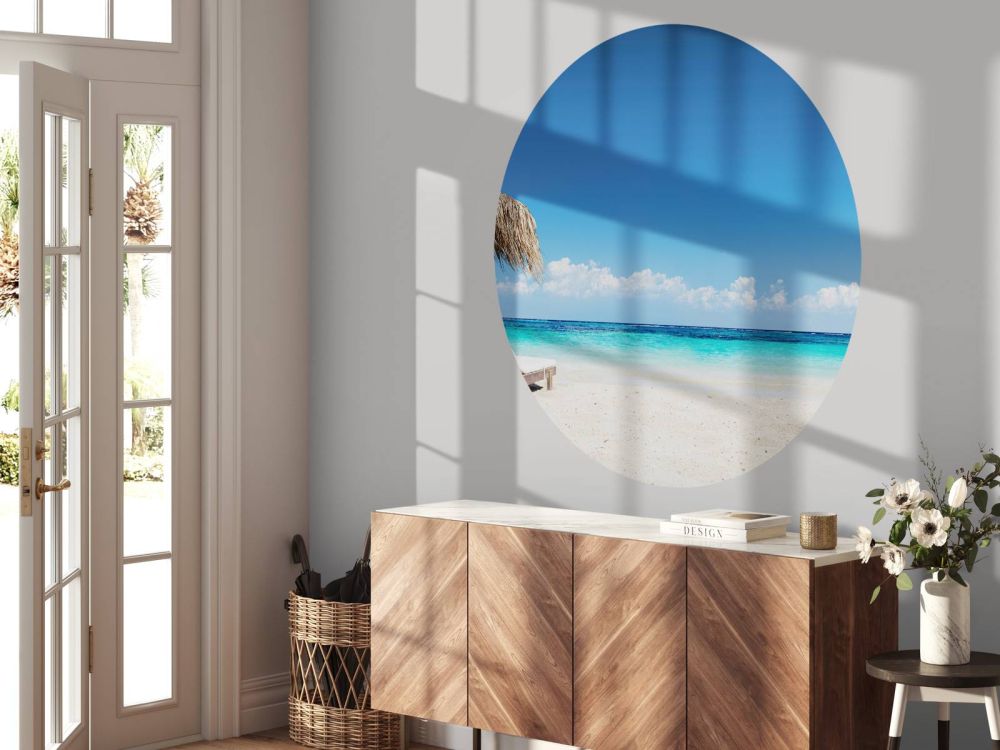 Stoelen en parasol op tropisch strand