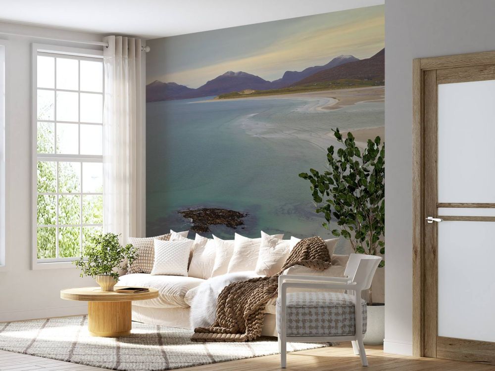 Zee en bergen langs de kustlijn